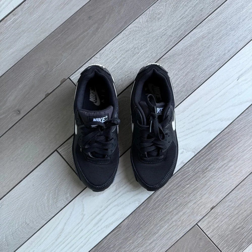 Nike Air Max 90 Women's Shoes - Picture 2 of 8